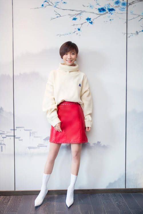 皮肤|王珞丹素颜扛不住啊，皮肤蜡黄发际线高，看着一点不年轻！