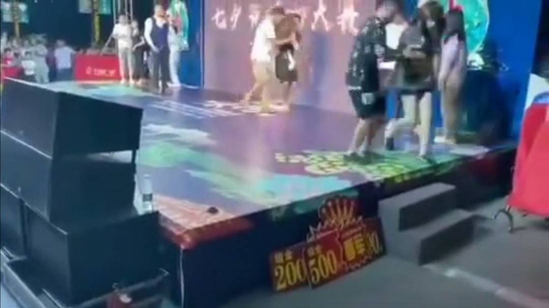 桂林接吻大赛现场，两名女子轮流上台手撕同一