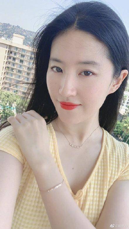 刘亦菲晒33岁生日美照，果然是神仙容貌，舒畅唐