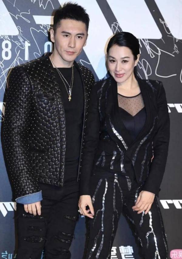 钟丽缇|钟丽缇气质好，穿黑色连体裤显霸气，与小12岁老公站一起像同龄