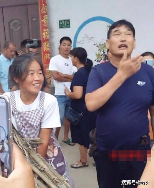 凉棚|原创大衣哥免费为邻居建凉棚，打扮朴素接地气，曾捐百万却遭喷捐太少