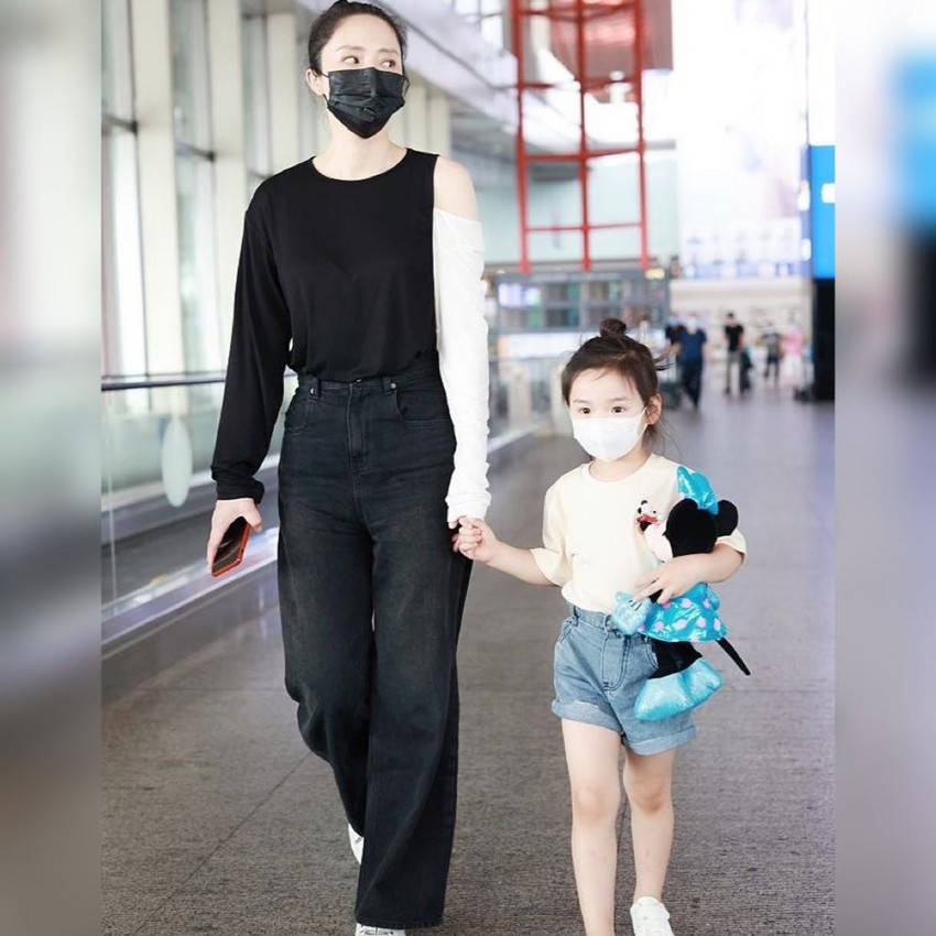 原创董璇与女儿现身机场,成了妈妈的