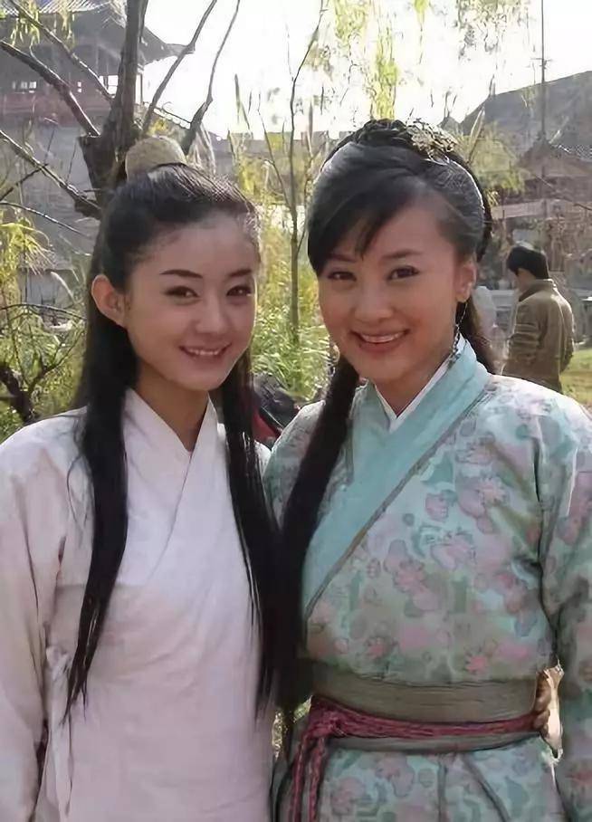 》里的佟多多；《锁清秋》里的文雁；《镖行天下之牡丹阁》里的小红……彼时一提起赵丽颖，横店保安就会说：