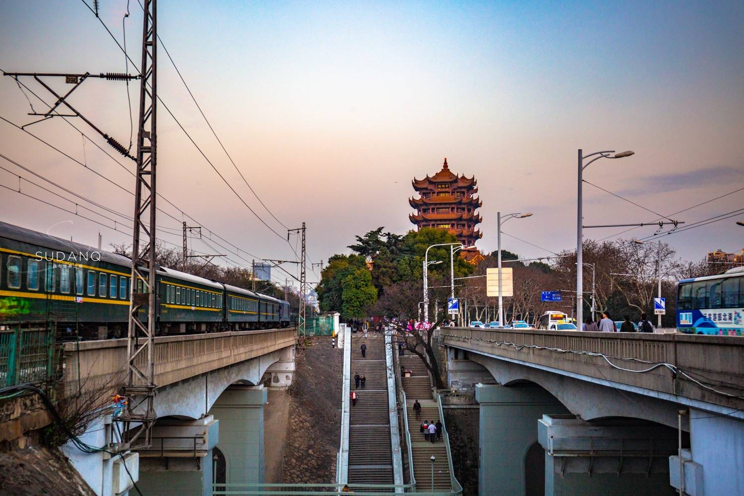 市里|武汉黄鹤楼：天下江山第一楼，繁华街市里的人间烟火