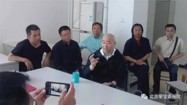 张传伟先生授课现场山水画教师郭树刚先生授课现场书法教师于中华先