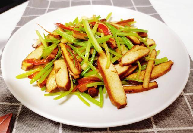 怎么炒芹菜好吃家常菜 c9505b86616744adbe8c762d824da867.jpeg