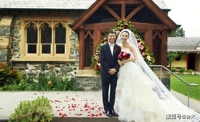 步一|原创姚晨曹郁情难自禁当众亲吻，下台还三步一回头！结婚8年如胶似漆