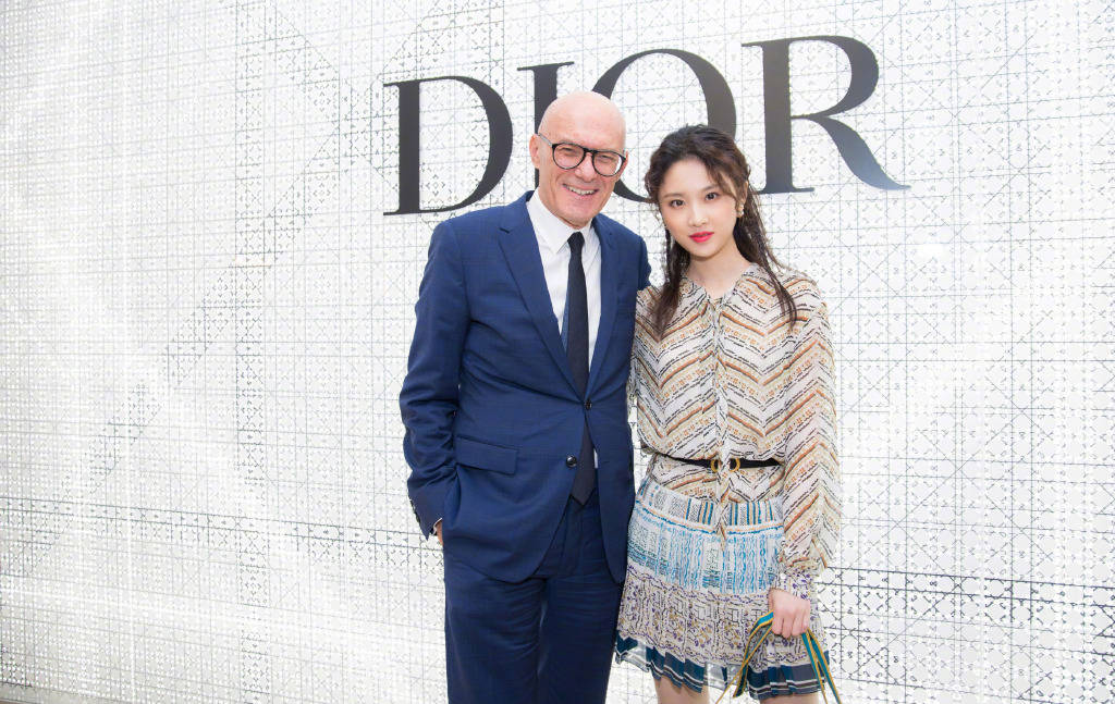 栀子花|《栀子花开》她演女一号，穿白色露肩修身裙，27岁仍甜似初恋