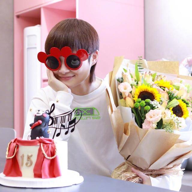 齐发文|原创第二届超女出道十五周年，李宇春穿比赛衣服现身，与张靓颖齐发文