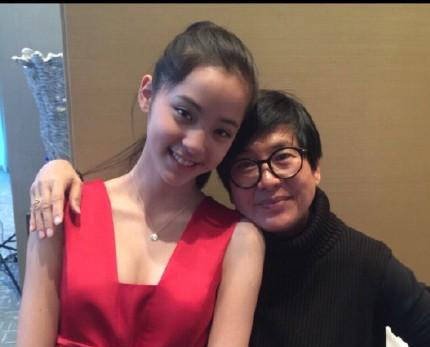 宁静|女团宁静组绿色造型像草裙舞？两万多一件的名牌，难怪咱不懂时尚
