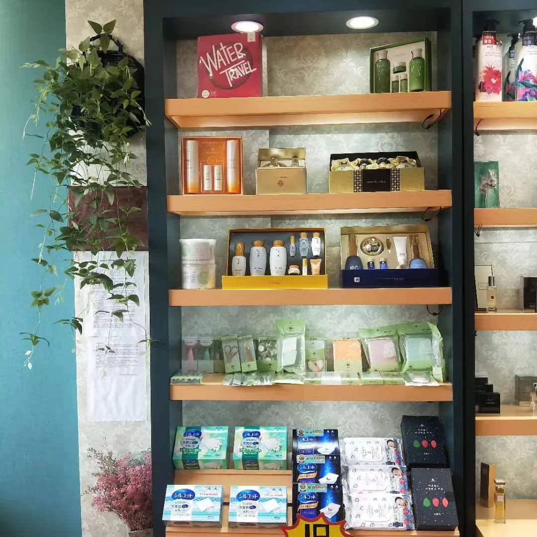 
入口化妆品加盟店实拍 魅姬国际美妆全连锁 专注入口化妆品 |乐动LDSports体育官方网站(图2)