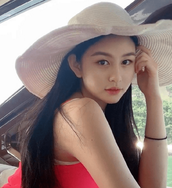 沈月更|“最美星二代”晒照！邱淑贞女儿清凉打扮露面，气质颜值都不输妈