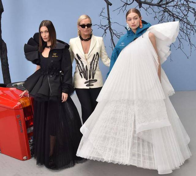 垫肩|超模姐妹垫肩造型齐翻车,拉宽身材还显老,网友:超模审美太难懂