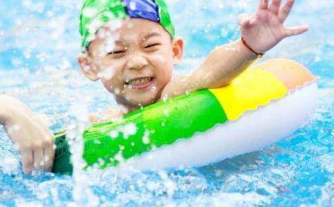 孩子|长大却不会了？2个原因家长要知道为什么宝宝小时候会游泳