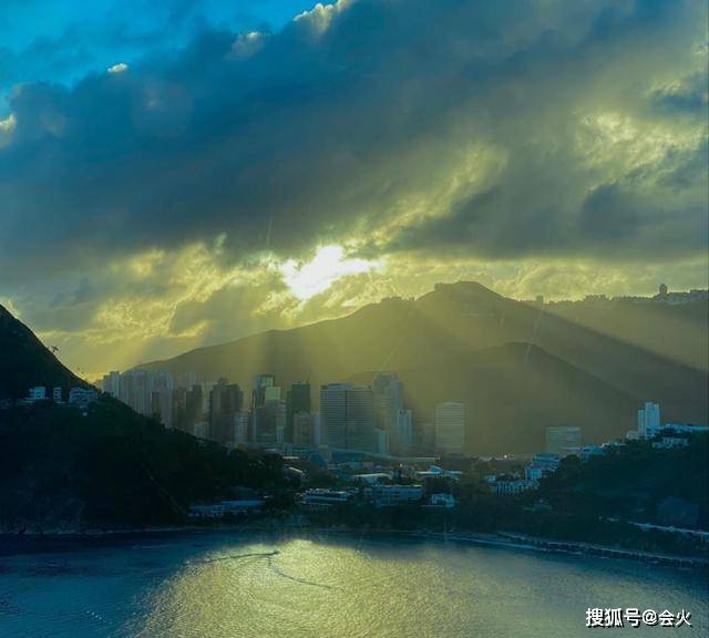 豪宅|原创张智霖袁咏仪近亿豪宅曝光，依山傍水似仙境，女方名包价值2千万