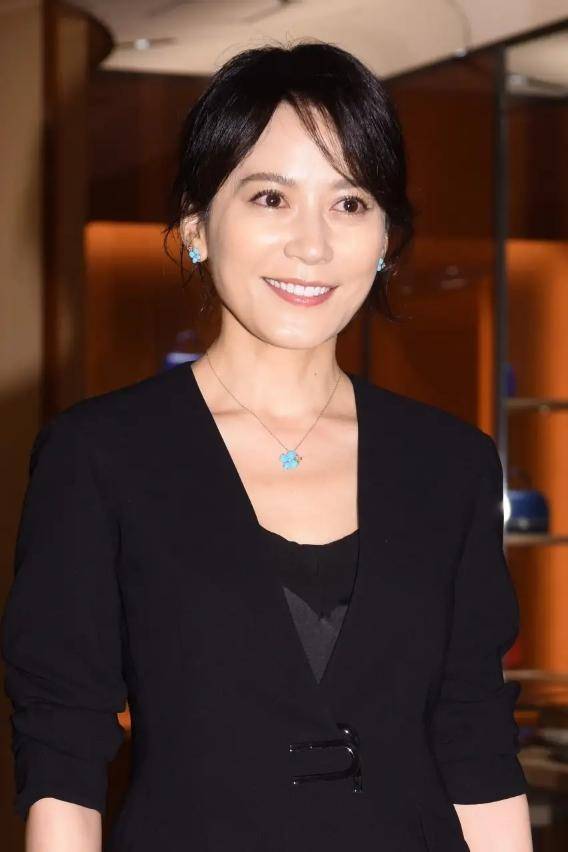 美人|俞飞鸿不愧是“冻龄美人”,穿黑色西装配黑裙,尽显优雅高贵