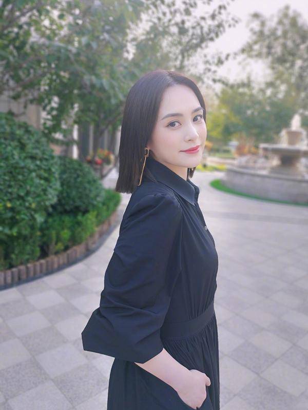 阿娇|钟欣潼终于好好穿衣服了，旁边的周扬青才惊艳！没想到这俩是闺蜜