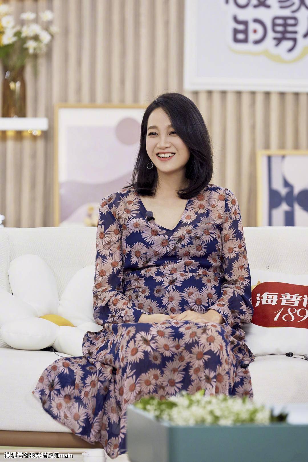 设计|朱丹挺二胎孕肚录节目,39岁穿印花裙嫩回29岁,却散发着满满母爱
