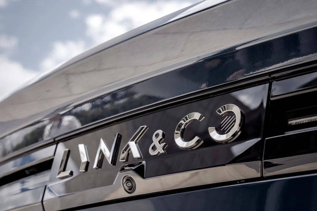 比如20英寸霓虹轮毂和隐藏在"link & co"车标中的尾门开启触控按键,都