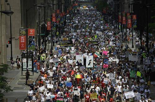 富人|疫情成美国穷人苦难富人狂欢，贝索斯身价超13000亿，4200万人领救济