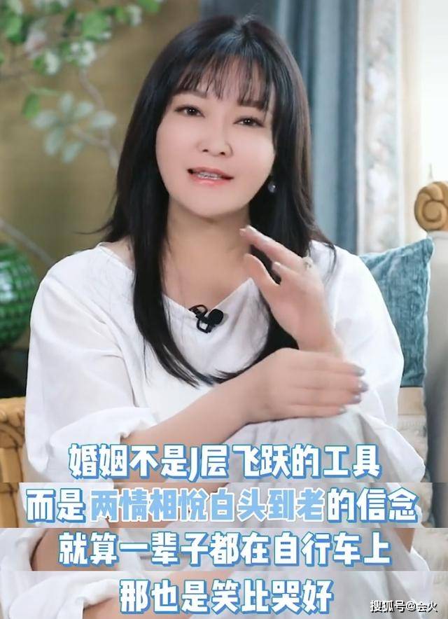 视频|原创王小骞曝21年前和主持人老公裸婚，婚纱照都没有！如今戴超大钻戒