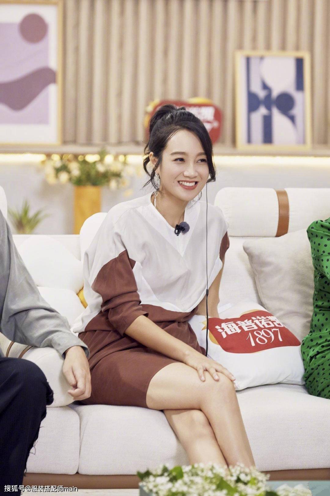 设计|朱丹挺二胎孕肚录节目,39岁穿印花裙嫩回29岁,却散发着满满母爱