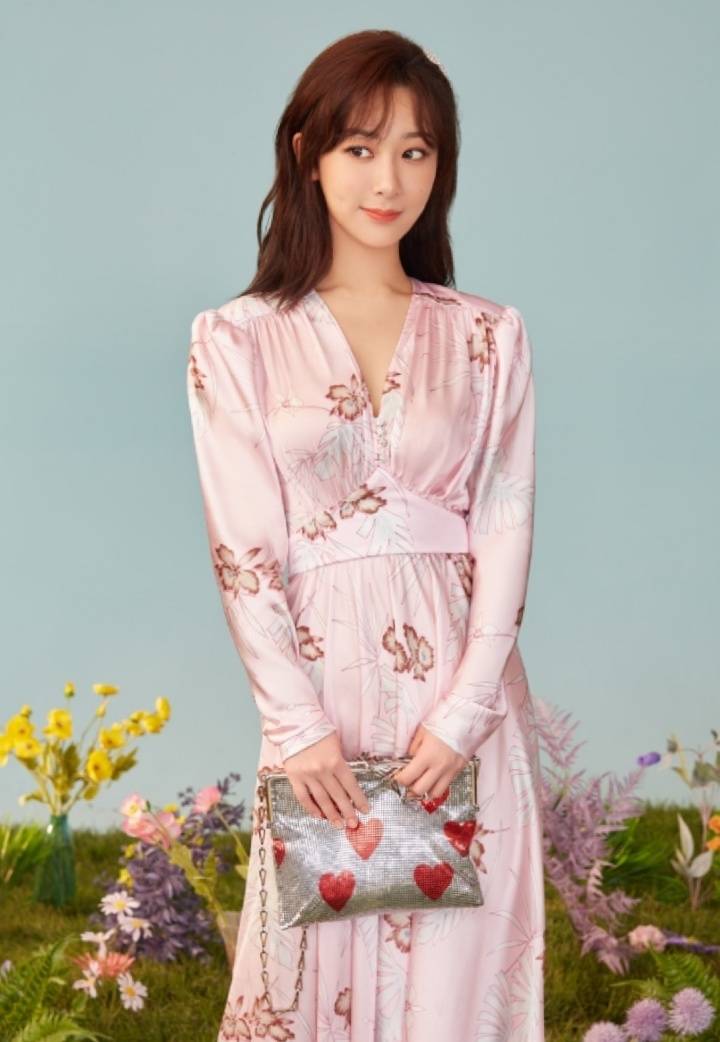 原创杨紫樱花写真仙气十足,粉色裙装衬得肤白如雪,气质迷人