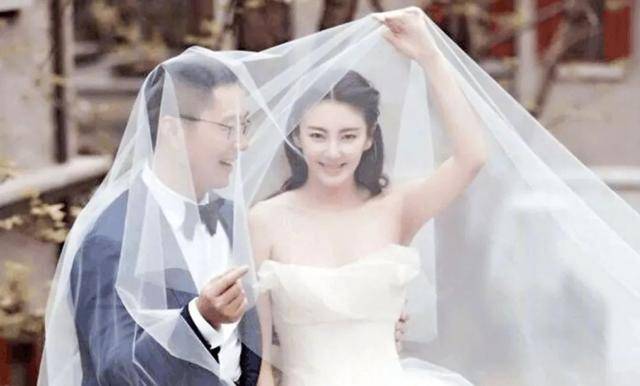 婚纱|原创张雨绮披婚纱称期盼幸福,黄圣依证其单身,与金融男的绯闻告吹