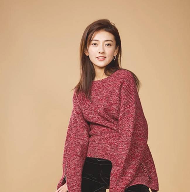 马尾|梁洁现身机场,穿格子棉衣配牛仔裤,扎马尾嘟嘴卖萌少女感爆棚