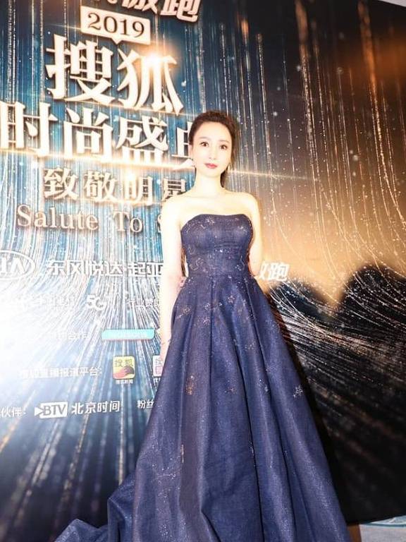 柳岩|柳岩穿“星空裙”现身活动,与天然脸宋祖儿同场,凭肉感身材抢镜