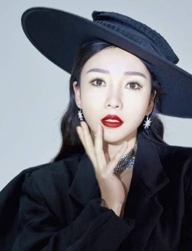 西装裤|柳岩拍时尚大片,西装裤配高跟变大佬,好身材惹人羡