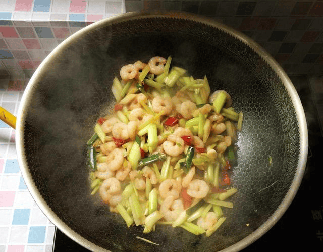 怎样炒芹菜又脆不塞牙 3669b63630434e7c9b4275c92c30572b.png