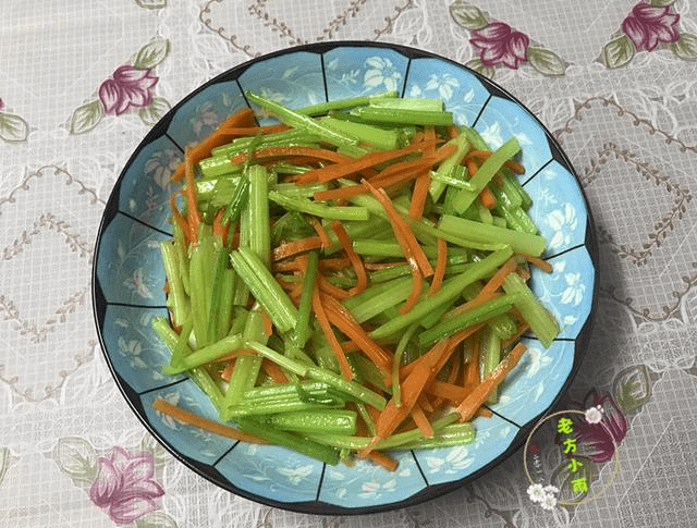 芹菜可以放冰箱里面吗 4037114f9d094d769381508f427e2b92.png