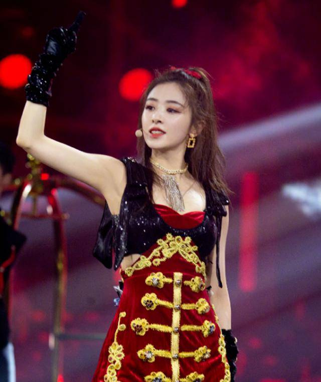 水蜜桃|张含韵再发公演照片,水蜜桃身材太吸睛,这是她翻红的原因?