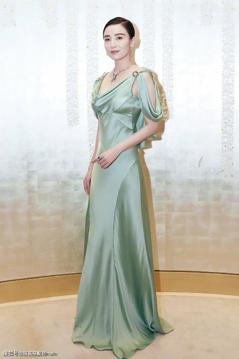 吉娜|40岁宋佳身材太好,穿曳地长裙比例惊艳,吉娜虽美却不及她有韵味