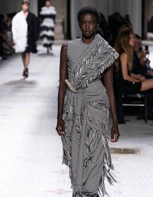 机场|梁静茹穿“奶茶装”走机场,零下10度仍然光腿配长裙,看着有点冷