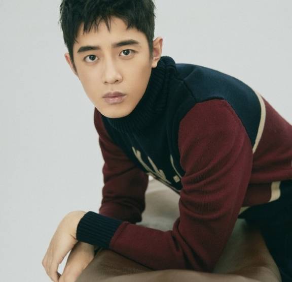 袖口|梁靖康怎么想的？西装外套拼接上“破烂”袖口，这样的时尚太难懂