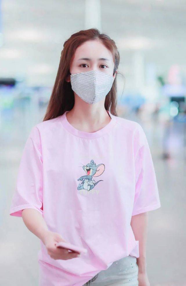 机场|小娇妻刘芸现身机场,穿复古深V牛仔裙配“糖葫芦辫”,娇俏迷人