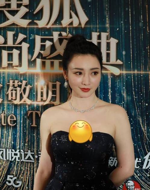 柳岩|柳岩穿“星空裙”现身活动,与天然脸宋祖儿同场,凭肉感身材抢镜