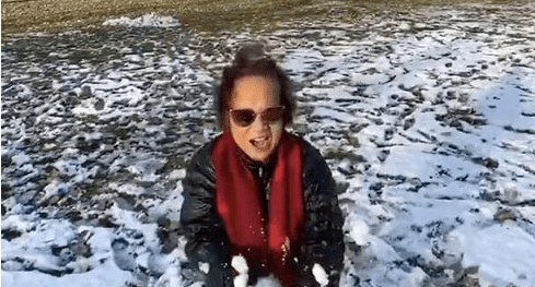 花衫|孙俪婆婆罕见现身，印花衫配小白裤很减龄，74岁P图照高挑显个