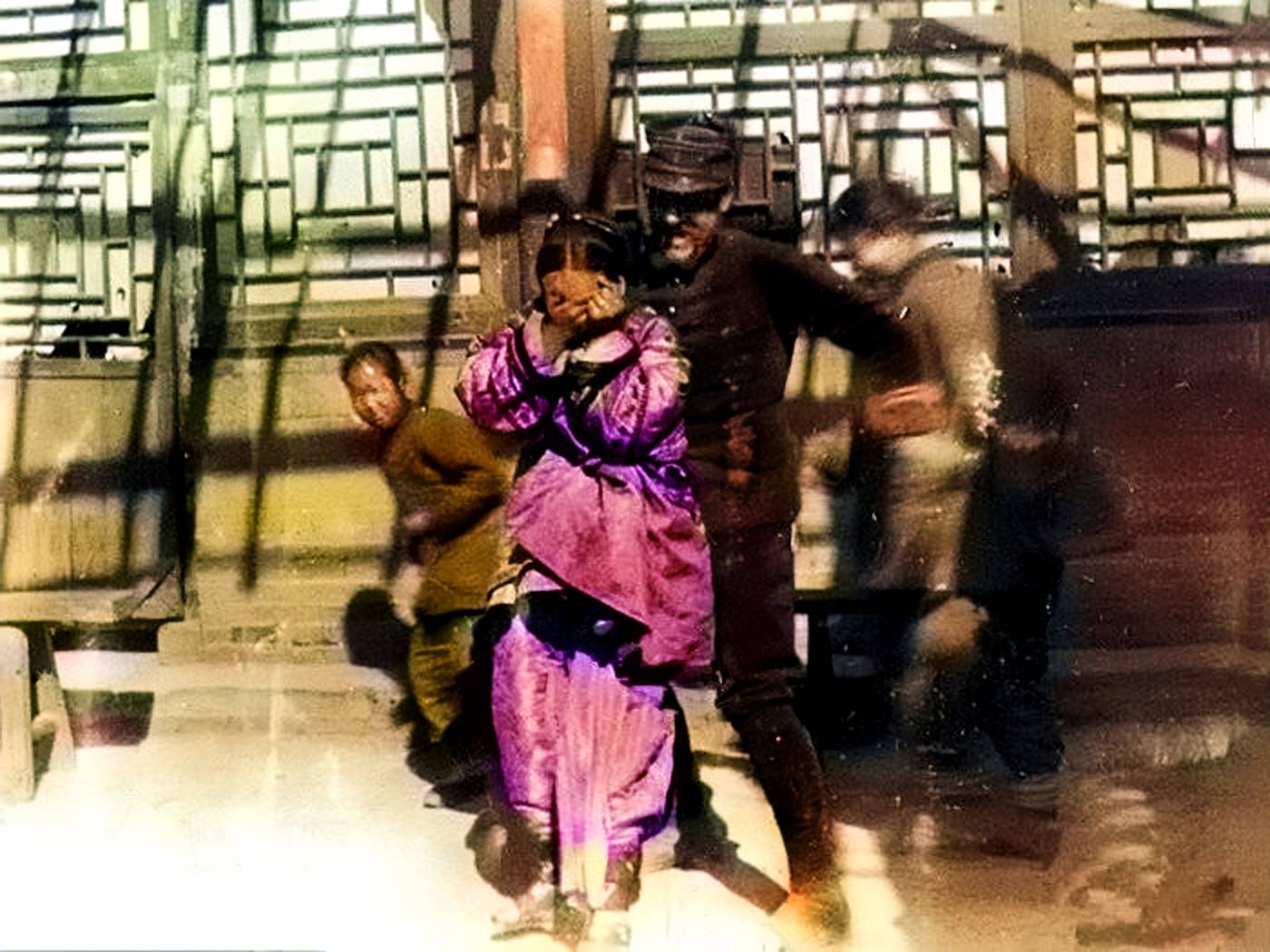 八国联军侵华彩色老照片:刽子手当街斩首义和团