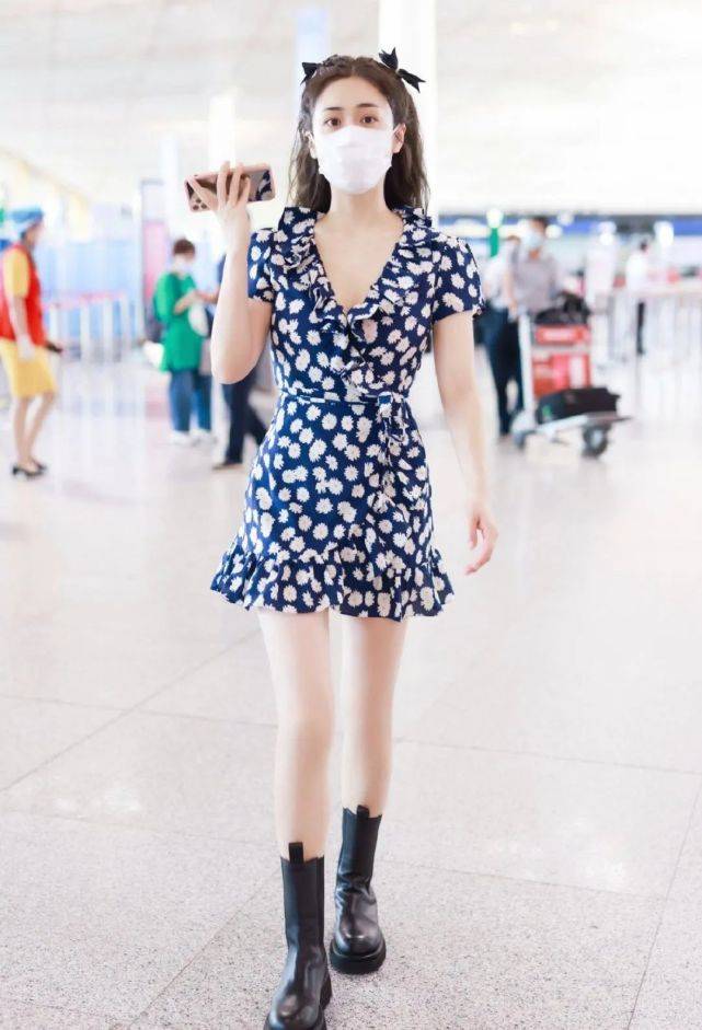 机场|小娇妻刘芸现身机场,穿复古深V牛仔裙配“糖葫芦辫”,娇俏迷人