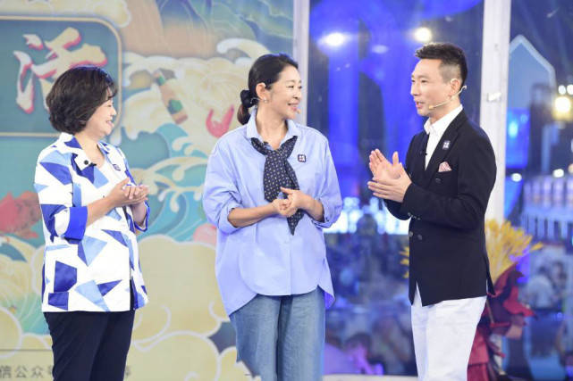 61岁倪萍乘坐高铁给病人让座,被乘务员认出后获赠水果