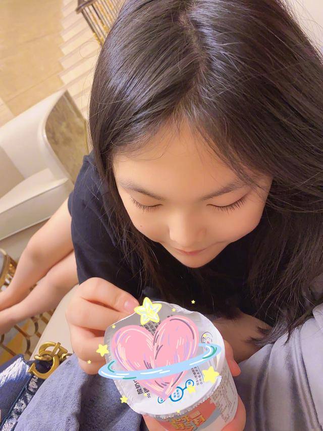 心肝宝贝|原创李湘晒女儿喝酸奶，喊心肝宝贝心情好，王诗龄尖下巴、大长腿抢镜