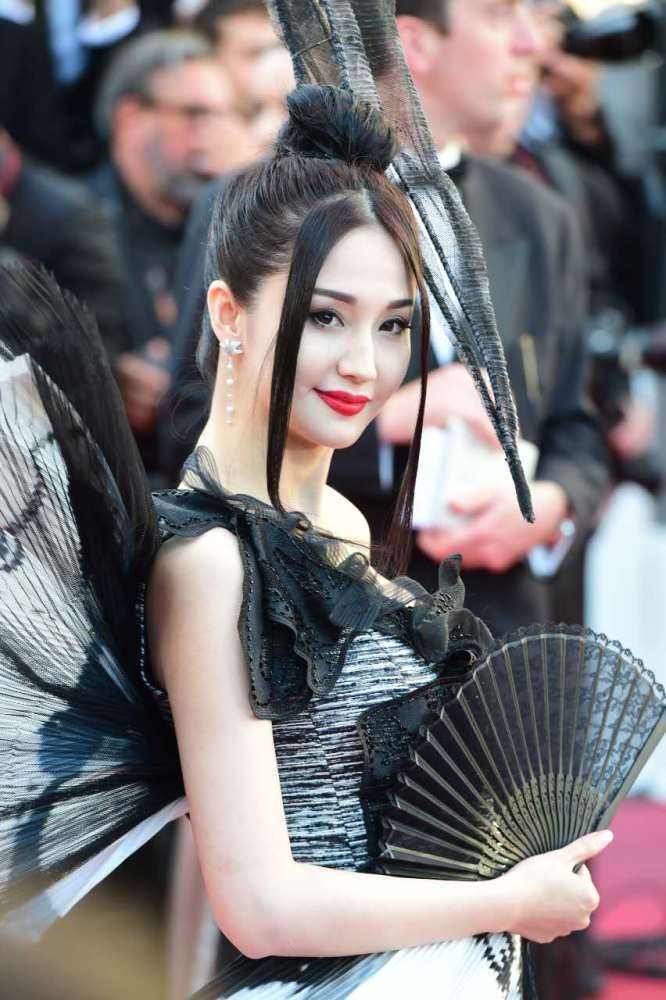 明星|女艺人的红毯礼服，只会亮相一次，走完后怎样处理？