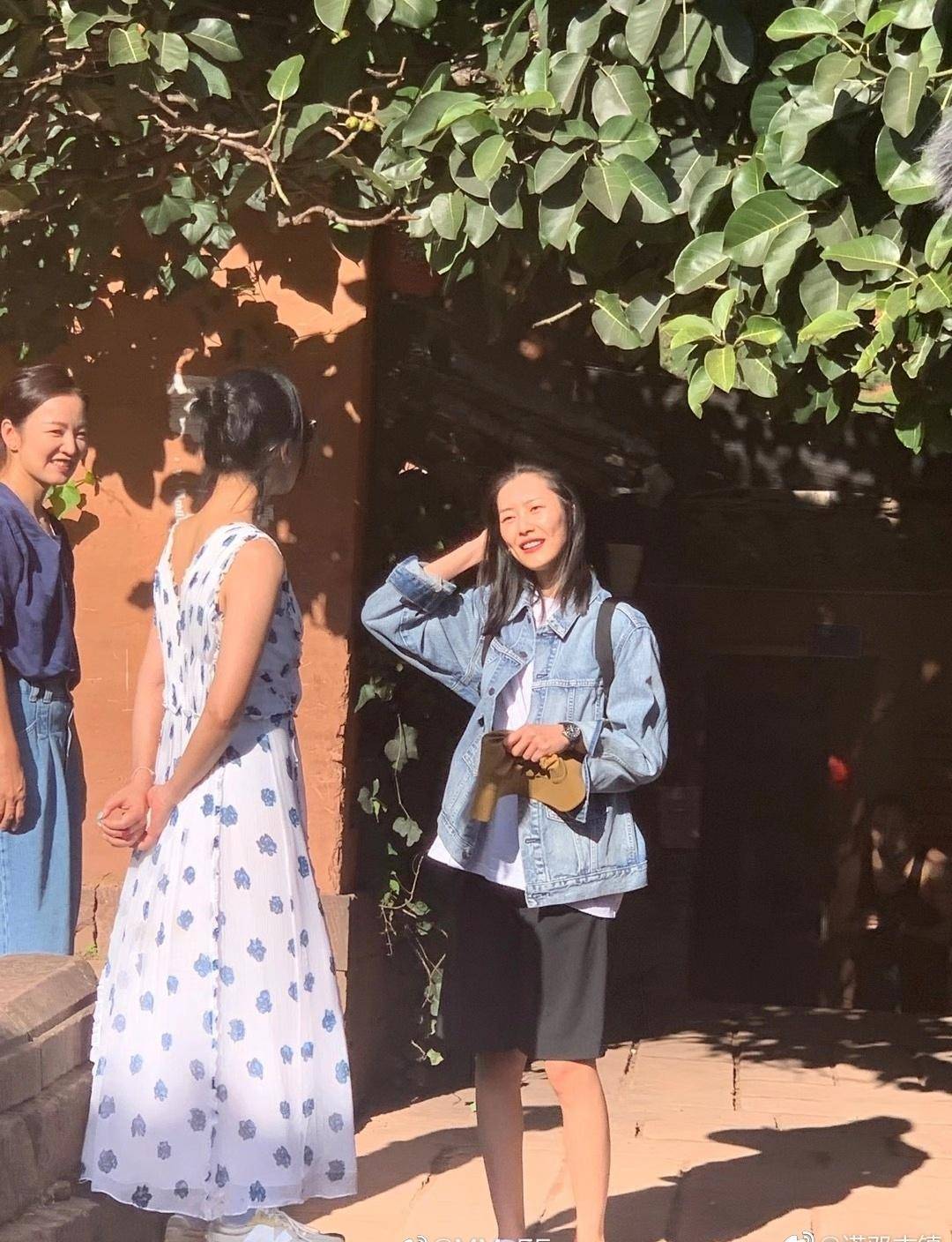 周迅|罕见同框！周迅穿6400碎花裙很少女，刘雯699外套依旧时髦