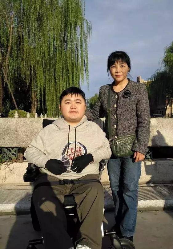 坚韧逐梦| 妈妈背上的奇迹,身患罕见病的他一路读到清华