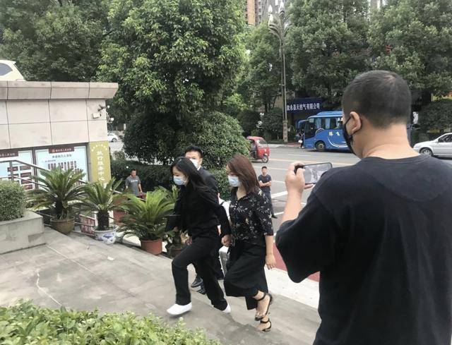 妈妈|原创妈妈被撞案开庭审理，谭松韵一身黑色素衣现身，情绪稳定