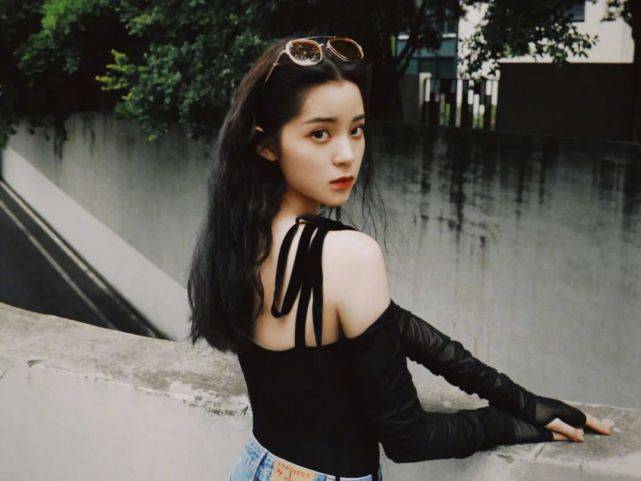 鹿晗|为跟前老板暗中较量，被嘲蹭热度无底线的她冤不冤？