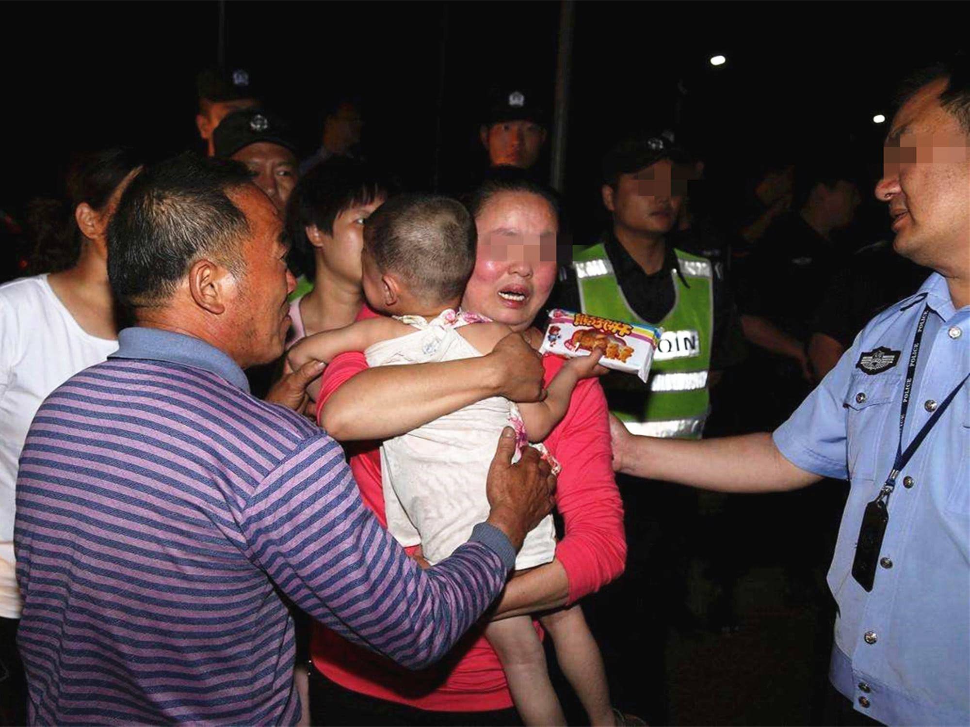 报警|女儿在商场被拐，父母报警寻找，一小时后相见险些没认出来